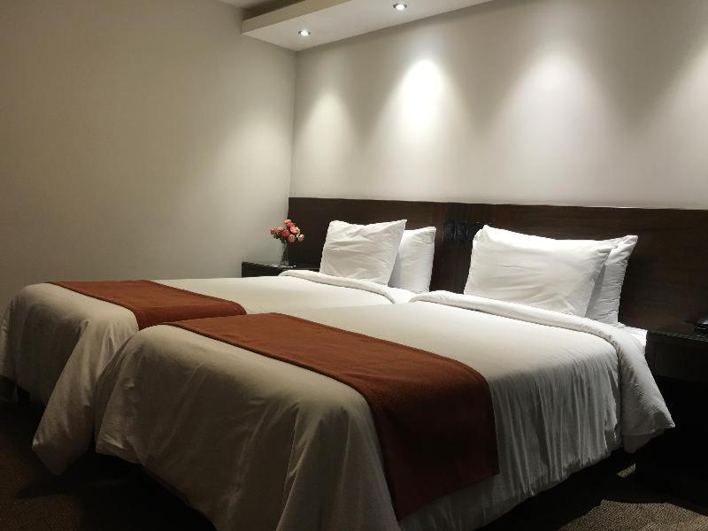 Crystal Tower Hotel Монтевидео Стая снимка